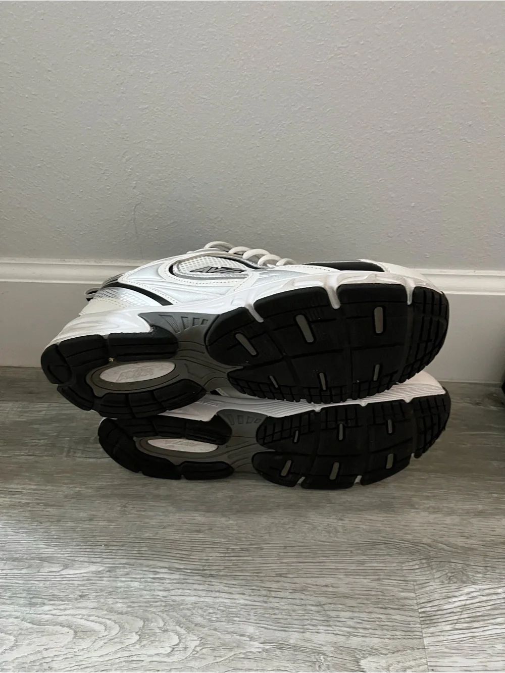 Avia 5000 Men's White and Gray Athletic Sneakers